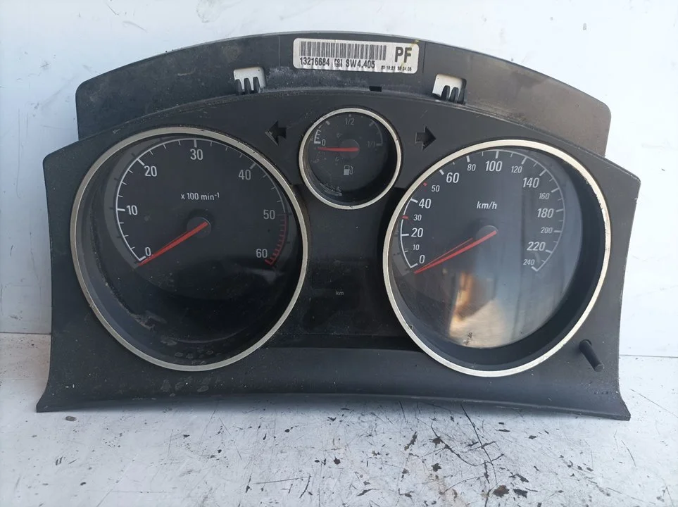 Foto de CUADRO INSTRUMENTOS OPEL ASTRA H BERLINA referencia 13216684