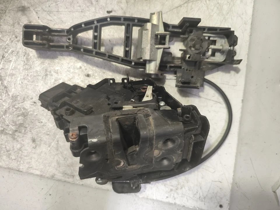 Foto de CERRADURA PUERTA DELANTERA DERECHA FORD FOCUS BERLINA (CAP) 1.6 16V CAT (101 CV / 74 KW) referencia 7M5AR21812AA
