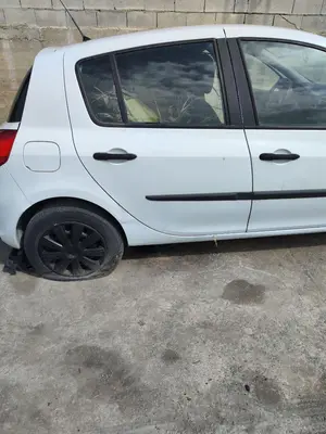 Foto de PUERTA TRASERA DERECHA RENAULT CLIO III 1.5 dCi Diesel FAP (75 CV / 55 KW)