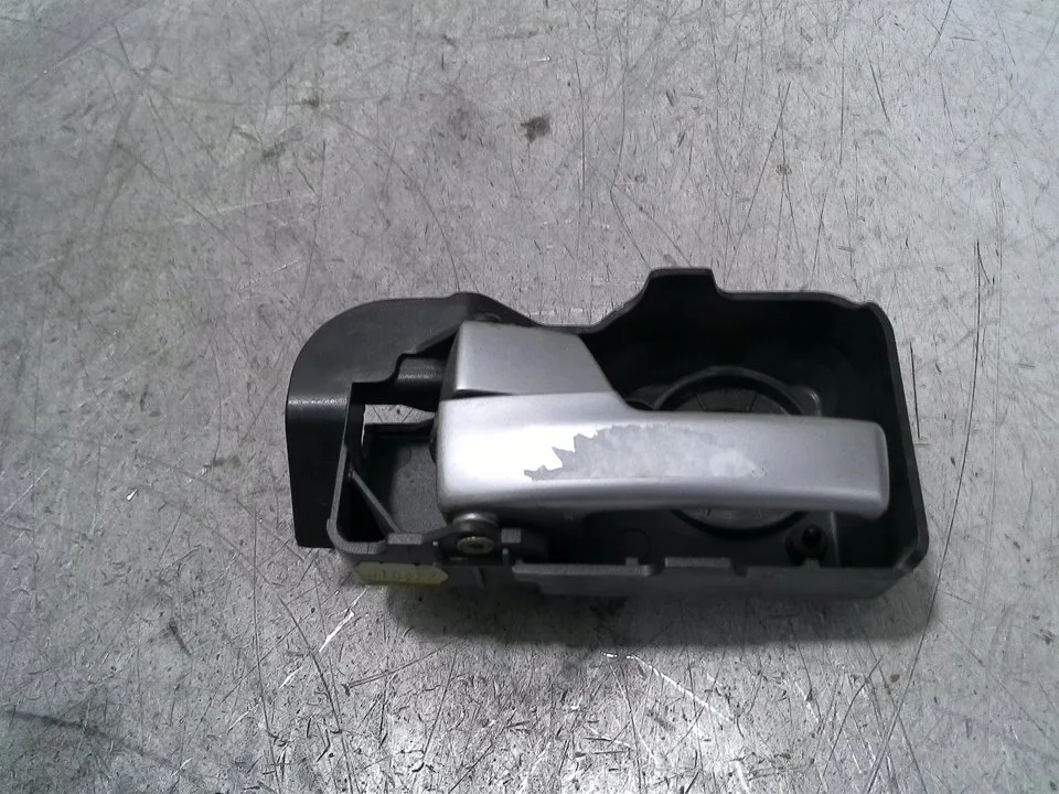 Foto de MANETA INTERIOR TRASERA IZQUIERDA FORD MONDEO BERLINA (GE) 2.0 16V DI TD CAT (116 CV / 85 KW) referencia 1S71F22601AF