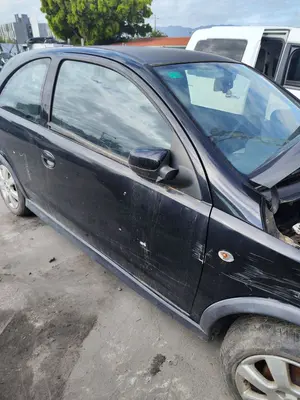 Foto de PUERTA DELANTERA DERECHA OPEL CORSA C 1.2 16V CAT (Z 12 XEP / LB4) (80 CV / 59 KW)