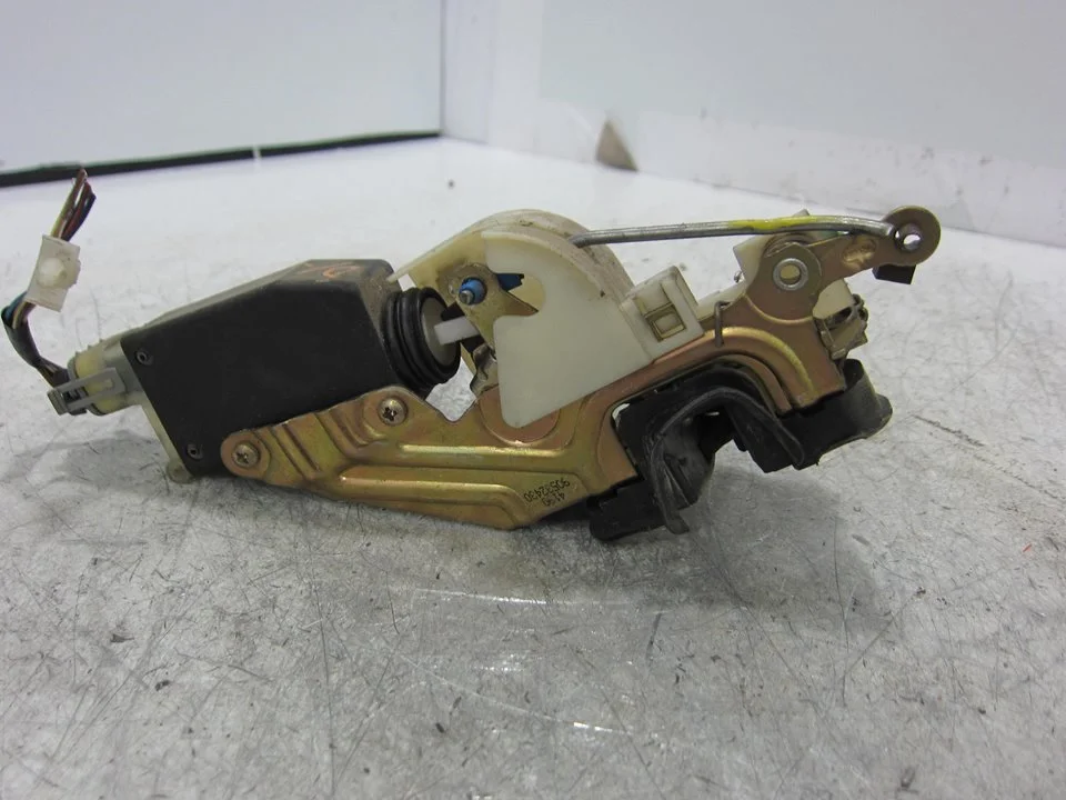 Foto de CERRADURA PUERTA DELANTERA DERECHA OPEL CORSA B 1.7 Diesel (57 CV / 42 KW) referencia 605328