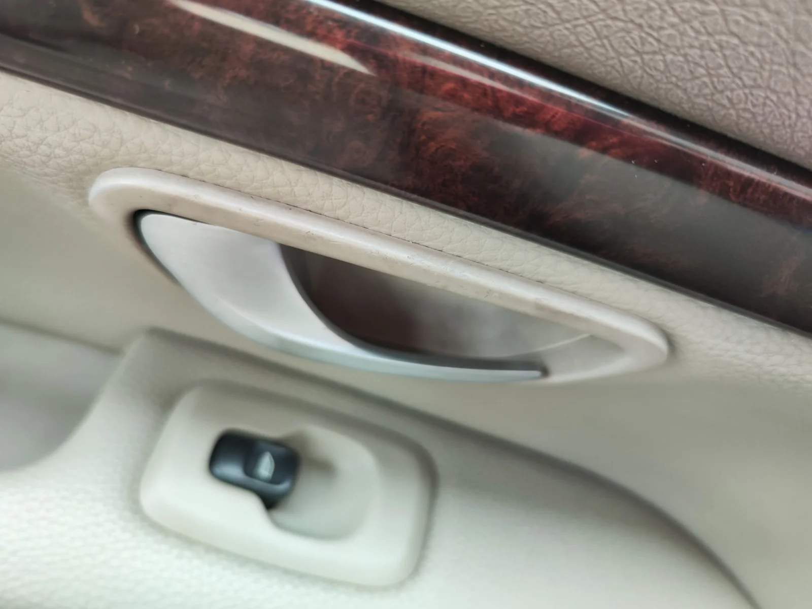 Foto de MANETA INTERIOR TRASERA IZQUIERDA VOLVO S80 BERLINA 2.4 Diesel (131 CV / 96 KW)
