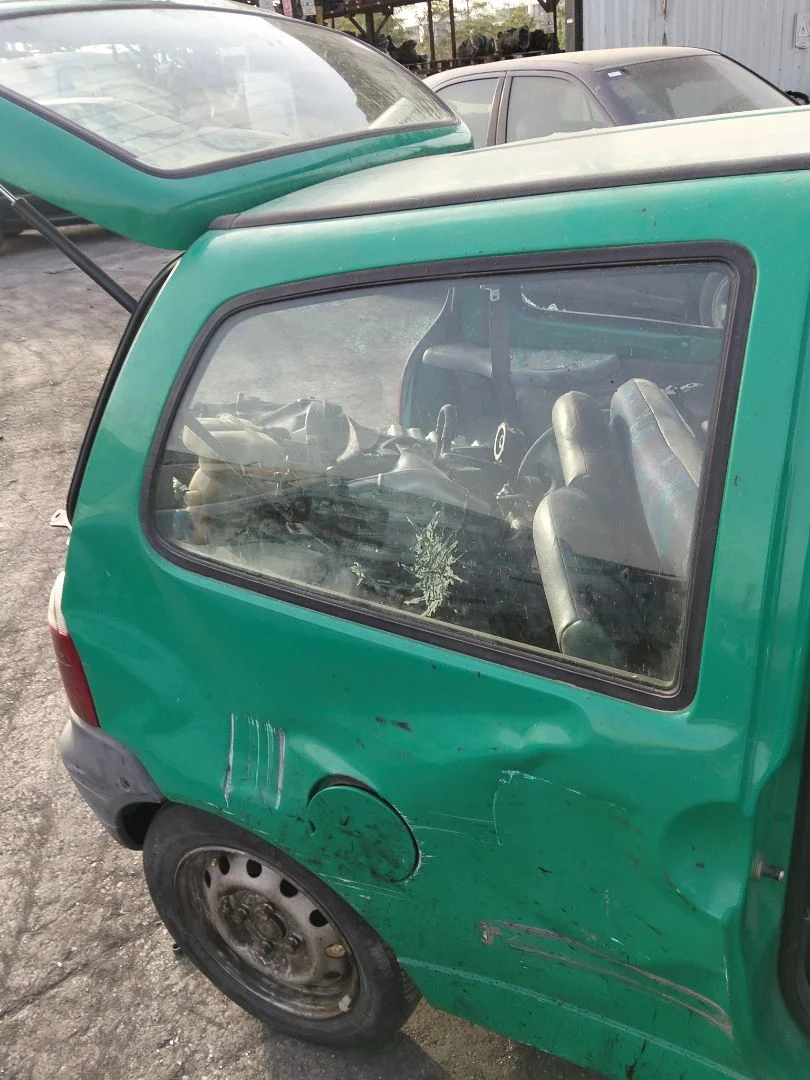 Foto de LUNA CUSTODIA TRASERA DERECHA RENAULT TWINGO I (C06) 1.2 (58 CV / 43 KW)
