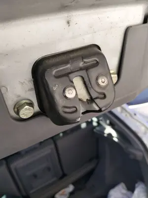 Foto de CERRADURA MALETERO / PORTON NISSAN ALMERA TINO (V10M) 1.8 16V CAT (114 CV / 84 KW)