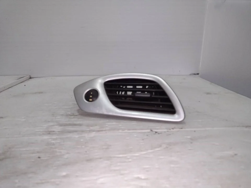 Foto de REJILLA AIREADORA RENAULT SCENIC III (JZ) 1.5 dCi Diesel (106 CV / 78 KW) referencia 1012124