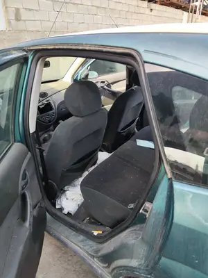Foto de GOMAS CONTORNO PUERTA FORD FOCUS BERLINA (CAK) 1.6 16V CAT (101 CV / 74 KW)