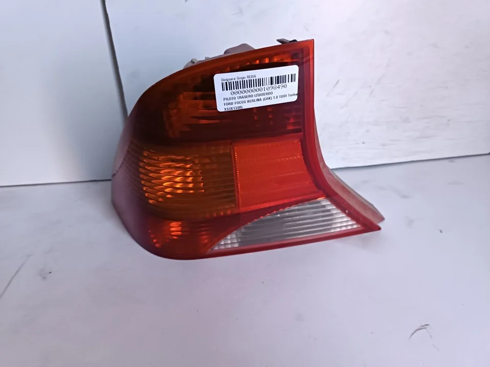 Foto de PILOTO TRASERO IZQUIERDO FORD FOCUS BERLINA (CAK) referencia XS4X13405