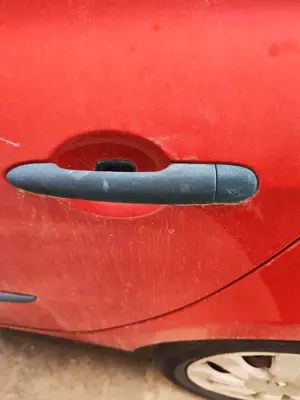 Foto de MANETA EXTERIOR TRASERA IZQUIERDA RENAULT CLIO III 1.5 dCi Diesel CAT (86 CV / 63 KW)