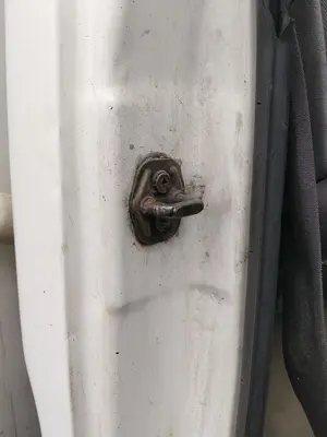 Foto de RETENEDOR PUERTA NISSAN CABSTAR E 3.0 Diesel (120 CV / 88 KW)
