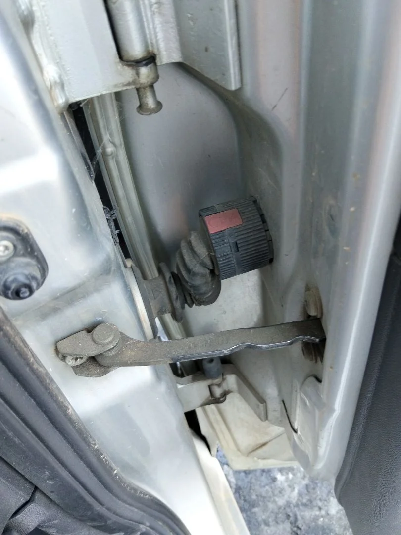 Foto de RETENEDOR PUERTA OPEL CORSA C 1.2 16V CAT (Z 12 XE / LW4) (75 CV / 55 KW)
