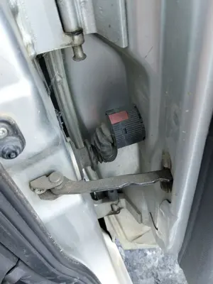 Foto de RETENEDOR PUERTA OPEL CORSA C 1.2 16V CAT (Z 12 XE / LW4) (75 CV / 55 KW)
