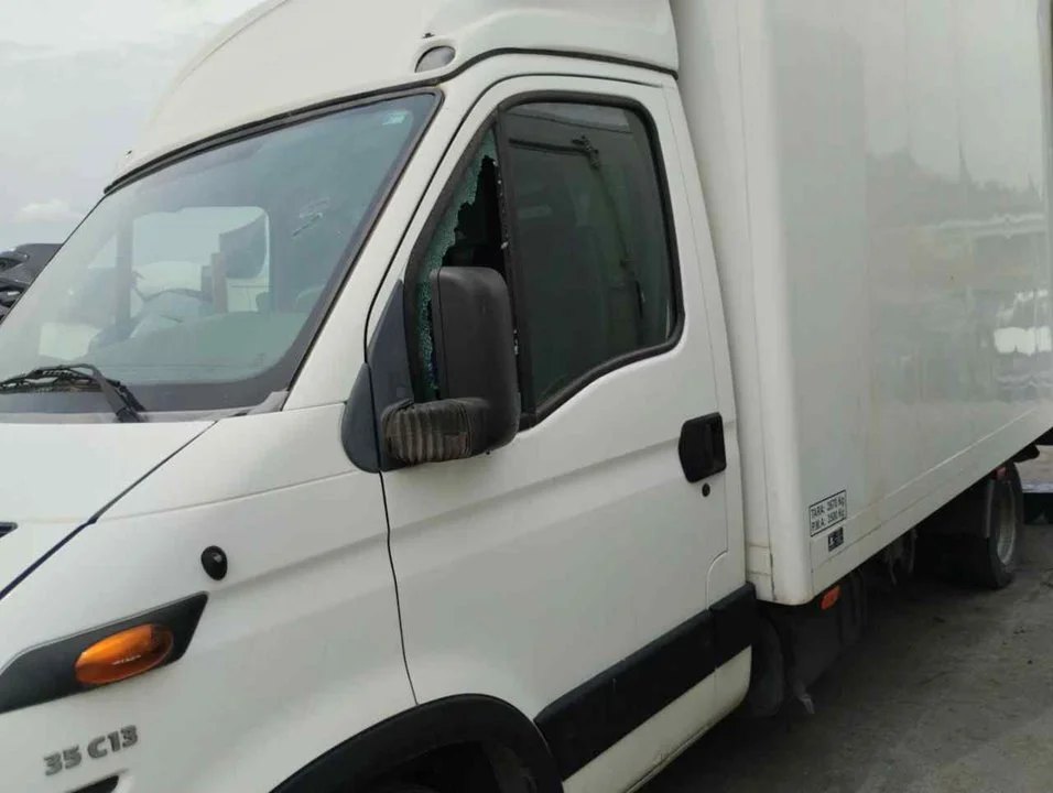 Foto de PUERTA DELANTERA IZQUIERDA IVECO DAILY FURGÓN 2.8 Diesel CAT (146 CV / 107 KW)