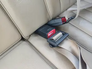 Foto de ENGANCHE CINTURON TRASERO CENTRAL JAGUAR XJ 4.0 CAT (222 CV / 163 KW)