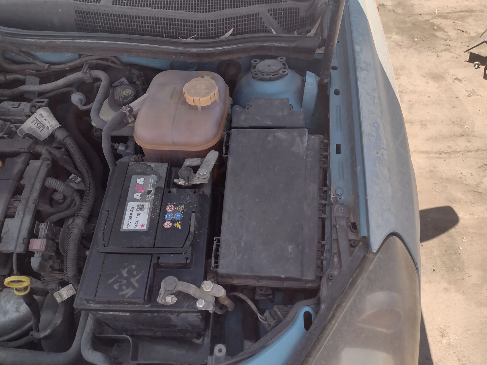 Foto de CAJA RELES / FUSIBLES OPEL ASTRA H BERLINA 1.6 16V (105 CV / 77 KW)