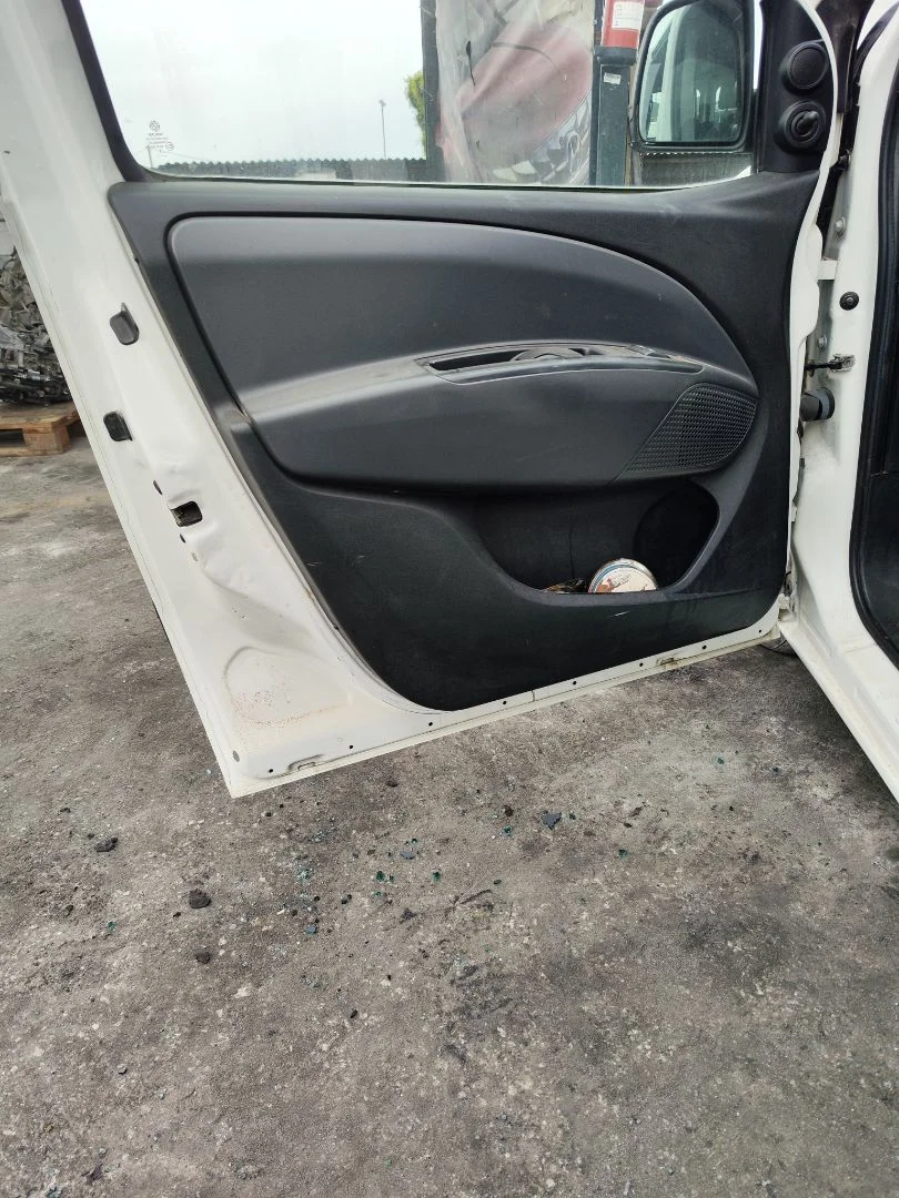 Foto de GUARNECIDO PUERTA DELANTERA IZQUIERDA FIAT II DOBLÒ (152) 1.6 JTDM 16V CAT (105 CV / 77 KW) referencia 735617639