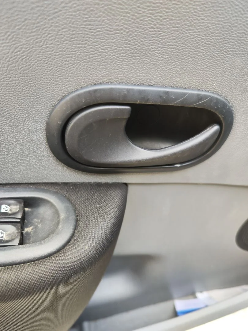 Foto de MANETA INTERIOR DELANTERA IZQUIERDA RENAULT CLIO III 1.2 16V (75 CV / 55 KW)