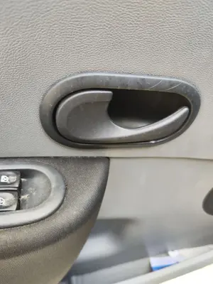 Foto de MANETA INTERIOR DELANTERA IZQUIERDA RENAULT CLIO III 1.2 16V (75 CV / 55 KW)