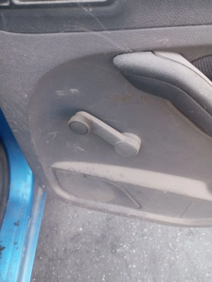 Foto de MANETA ELEVALUNAS TRASERA DERECHA FORD FOCUS BERLINA (CAP) 1.6 TDCi CAT (109 CV / 80 KW)