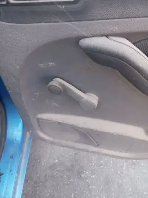 Foto de MANETA ELEVALUNAS TRASERA DERECHA FORD FOCUS BERLINA (CAP) 1.6 TDCi CAT (109 CV / 80 KW)