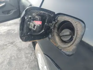 Foto de TAPA EXTERIOR COMBUSTIBLE TOYOTA COROLLA (E15) 1.4 Turbodiesel CAT (90 CV / 66 KW) referencia 7735012490 foto 2