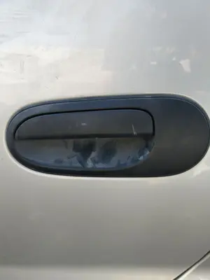 Foto de MANETA EXTERIOR TRASERA IZQUIERDA NISSAN ALMERA TINO (V10M) 1.8 16V CAT (114 CV / 84 KW) referencia 80607BM460