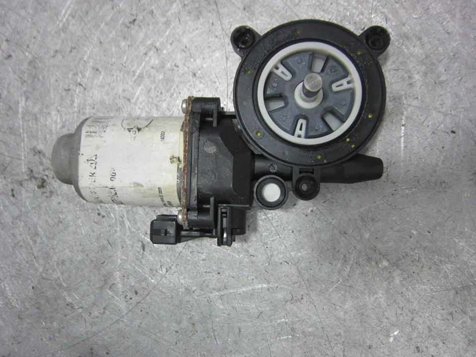 Foto de MOTOR ELEVALUNAS DELANTERO DERECHO SEAT IBIZA (6K1) 1.4 (60 CV / 44 KW) referencia 60270520
