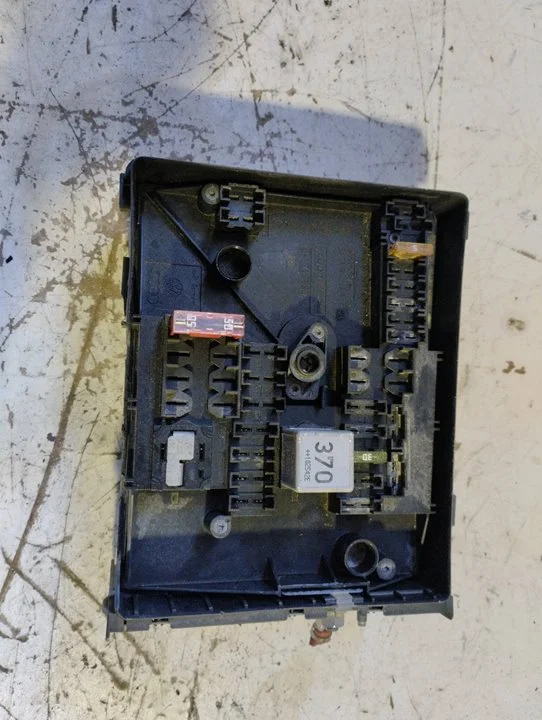 Foto de CAJA RELES / FUSIBLES VOLKSWAGEN CADDY (2K)(02.2004) 1.9 TDI (105 CV / 77 KW) referencia 1K0937125