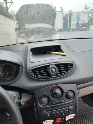 Foto de SALPICADERO RENAULT CLIO III 1.5 dCi Diesel CAT (86 CV / 63 KW) foto 4