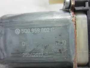 Foto de MOTOR ELEVALUNAS DELANTERO DERECHO VOLKSWAGEN TIGUAN (AD1) 2.0 TDI DPF (239 CV / 176 KW) referencia 5Q0959802C foto 3