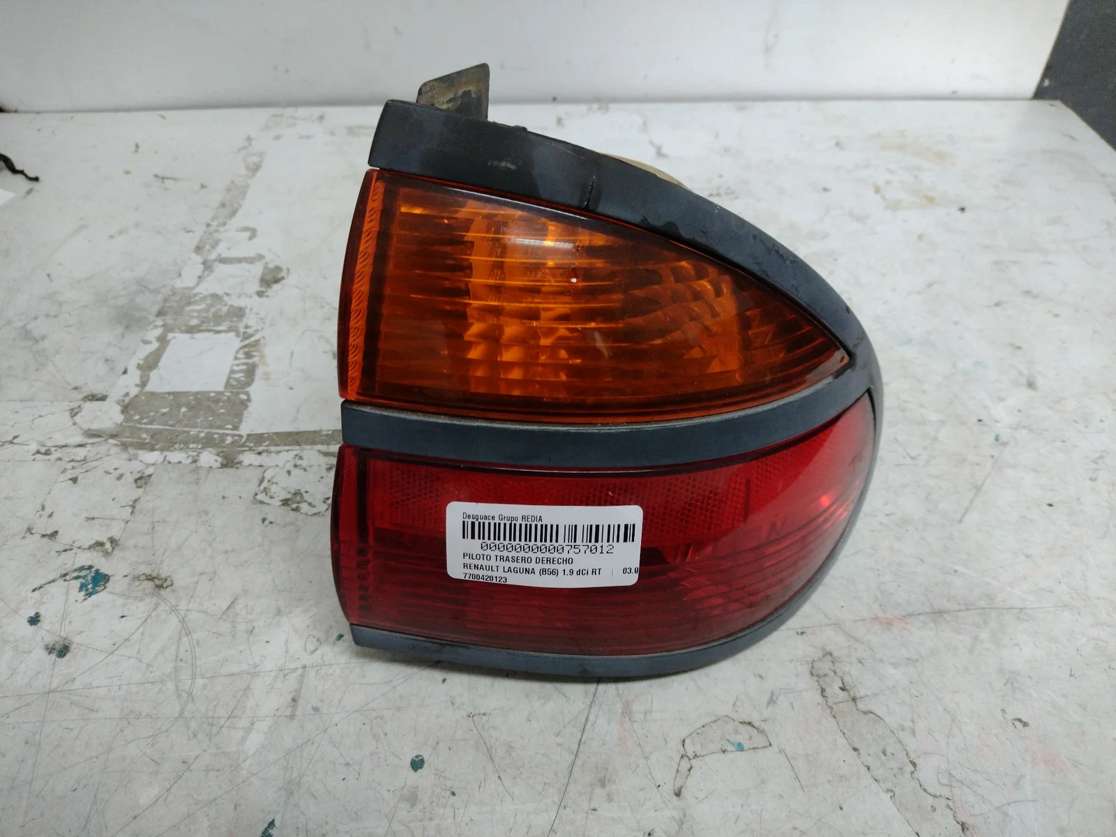 Foto de PILOTO TRASERO DERECHO RENAULT LAGUNA (B56) 1.9 dCi Diesel CAT (107 CV / 79 KW) referencia 7700420123