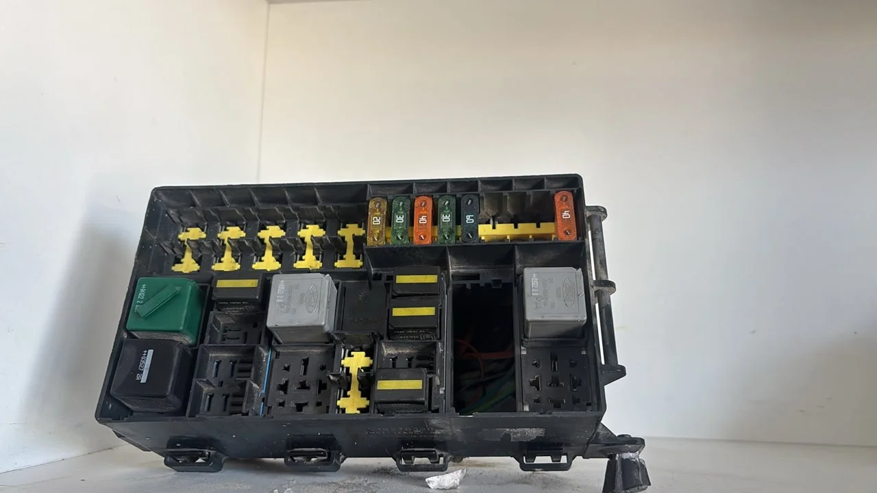 Foto de CAJA RELES / FUSIBLES FORD FOCUS BERLINA (CAK) referencia 2M5T14A067BB