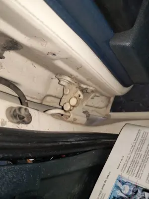 Foto de RETENEDOR PUERTA VOLVO SERIE 740 BERLINA/FAMILIAR