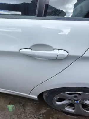 Foto de MANETA EXTERIOR TRASERA IZQUIERDA BMW SERIE 3 BERLINA (E90) 2.0 Turbodiesel CAT (143 CV / 105 KW)