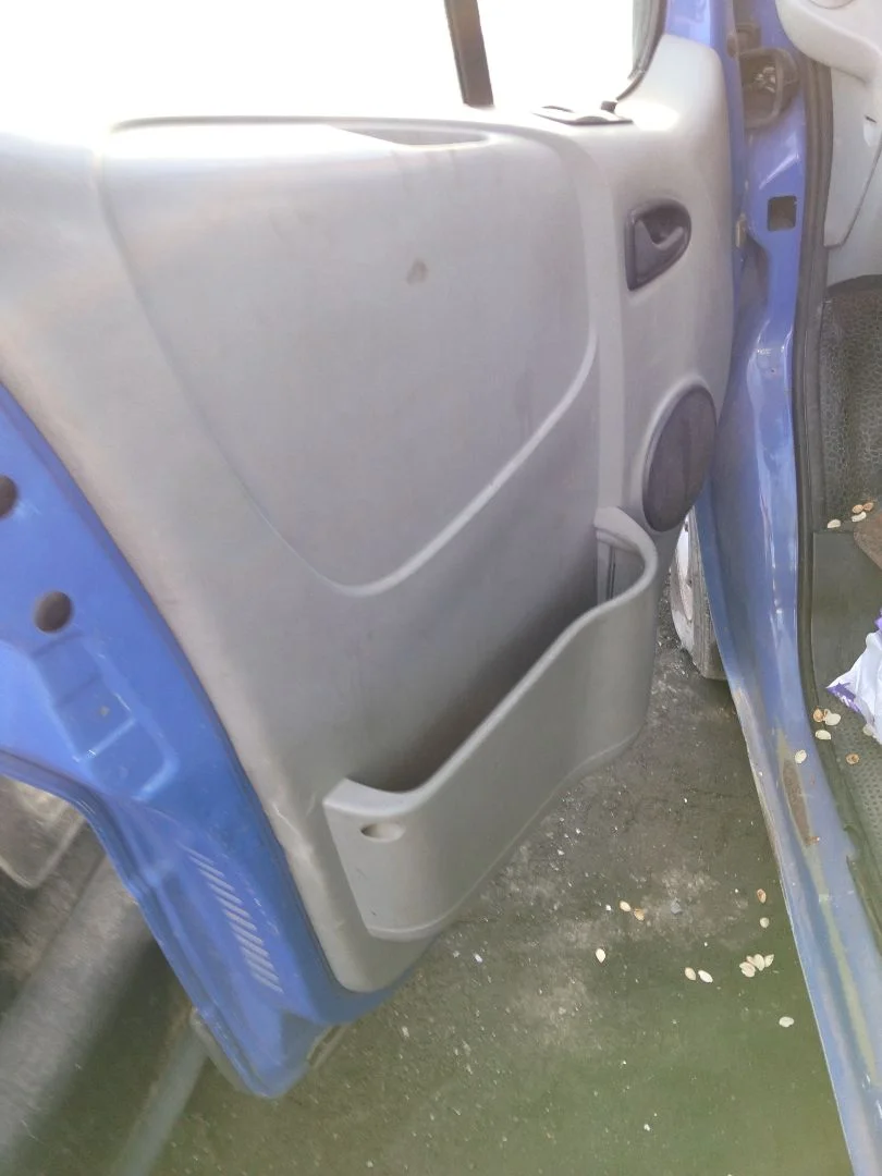 Foto de GUARNECIDO PUERTA DELANTERA IZQUIERDA RENAULT TRAFIC II COMBI 1.9 Diesel (101 CV / 74 KW)