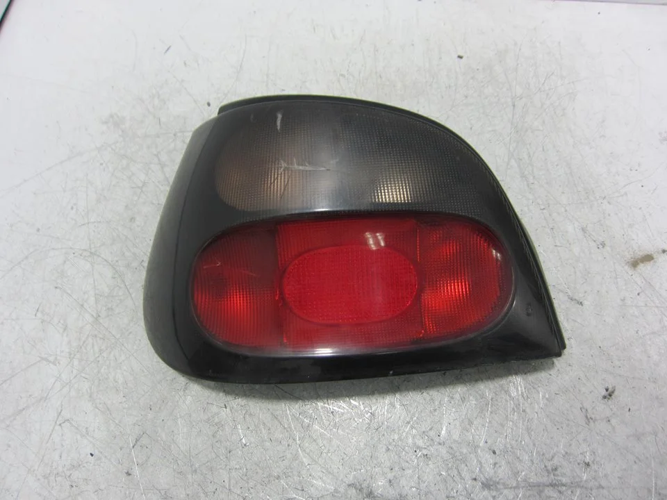 Foto de PILOTO TRASERO IZQUIERDO RENAULT MEGANE I CLASSIC (LA0) 2.0 CAT (109 CV / 80 KW) referencia 7700828137