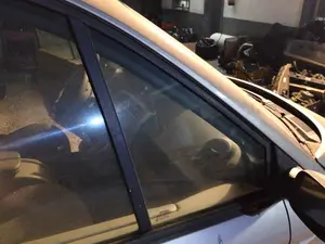 Foto de LUNA CUSTODIA DELANTERA DERECHA RENAULT SCENIC II (JM)