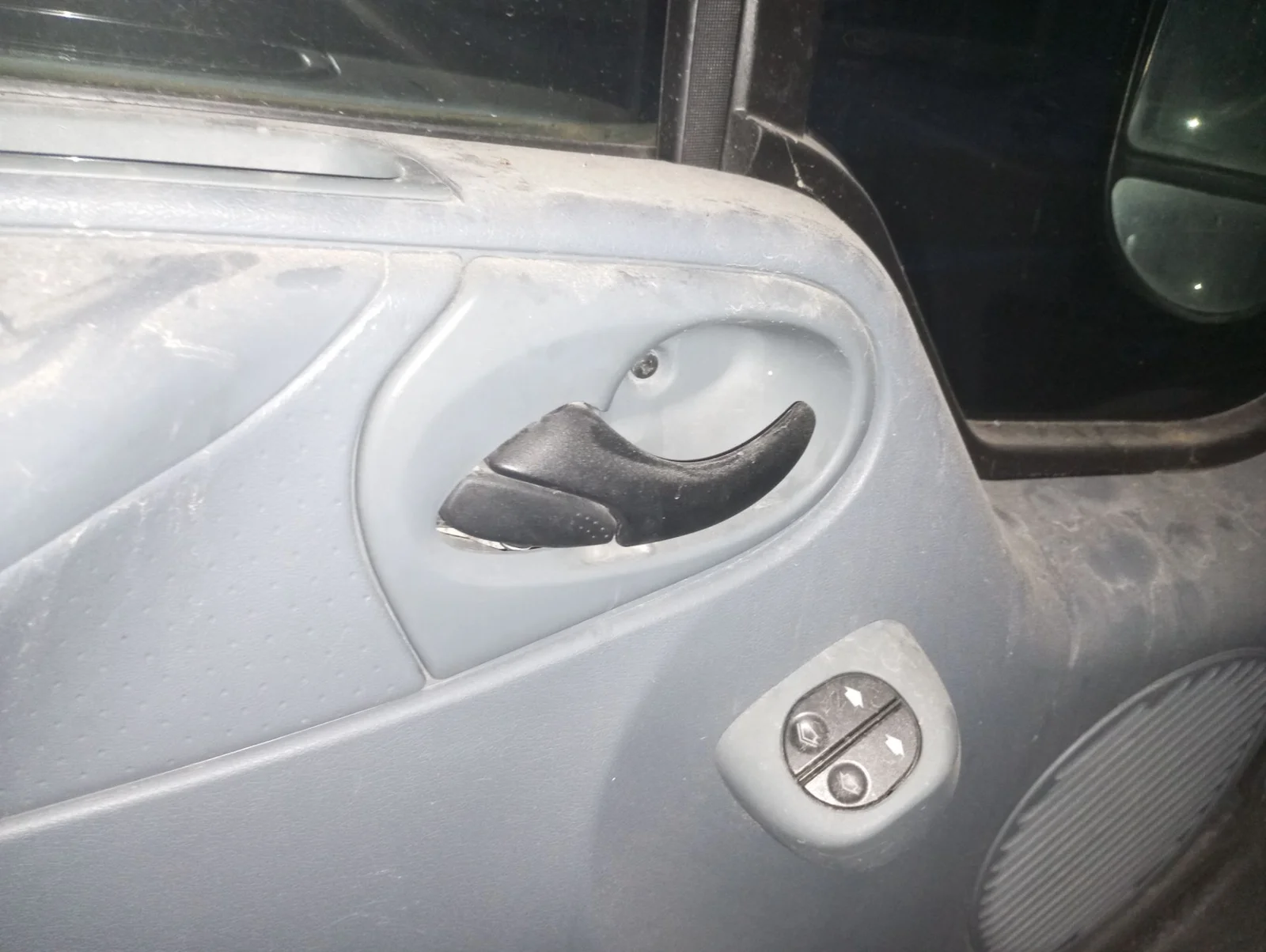 Foto de MANETA INTERIOR DELANTERA IZQUIERDA FORD TRANSIT COMBI (TT9) 2.2 TDCi CAT (116 CV / 85 KW)