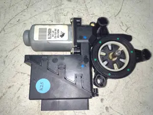 Foto de MOTOR ELEVALUNAS DELANTERO DERECHO VOLKSWAGEN POLO IV (9N1) 1.9 SDI (64 CV / 47 KW) referencia 6Q2959801A foto 2