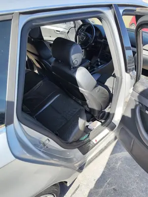 Foto de GOMAS CONTORNO PUERTA AUDI A4 AVANT (8E) 3.0 V6 24V TDI (233 CV / 171 KW)