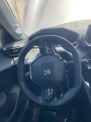 Foto de VOLANTE PEUGEOT 208 (P2) 1.2 PureTech (74 CV / 55 KW)