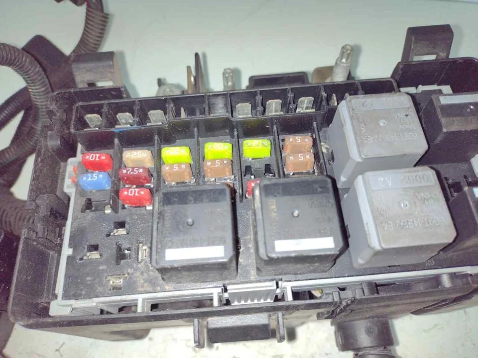 Foto de CAJA RELES / FUSIBLES FORD TRANSIT COMBI (TT9) 2.2 TDCi CAT (86 CV / 63 KW) referencia 6C1T14A067