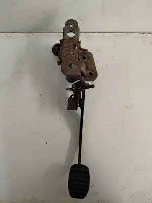 Foto de PEDAL EMBRAGUE RENAULT CLIO III 1.5 dCi Diesel (68 CV / 50 KW) referencia 8200727352