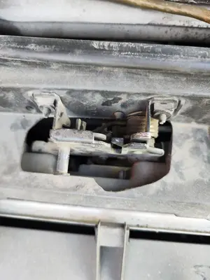Foto de CERRADURA CAPO AUDI A6 BERLINA (4B2) 2.5 V6 24V TDI (150 CV / 110 KW) referencia 8L0823509E foto 2
