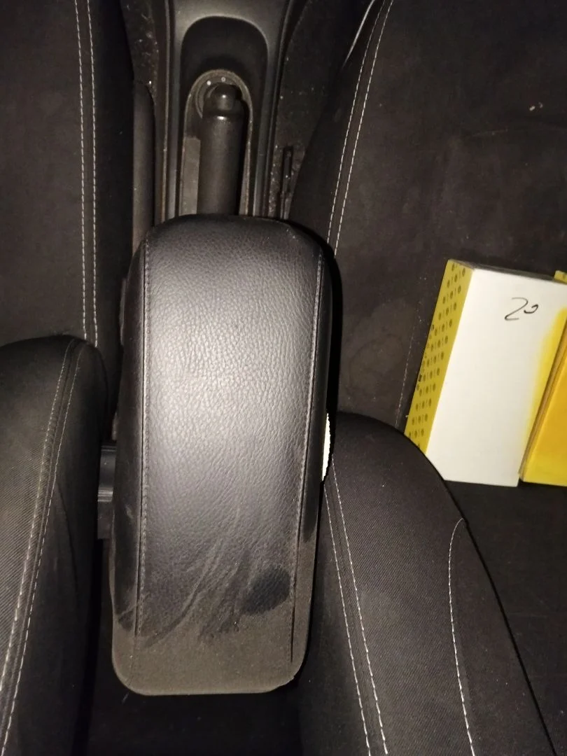 Foto de APOYABRAZOS CENTRAL DACIA DUSTER I 1.2 16V TCE CAT (125 CV / 92 KW) referencia 8201668397
