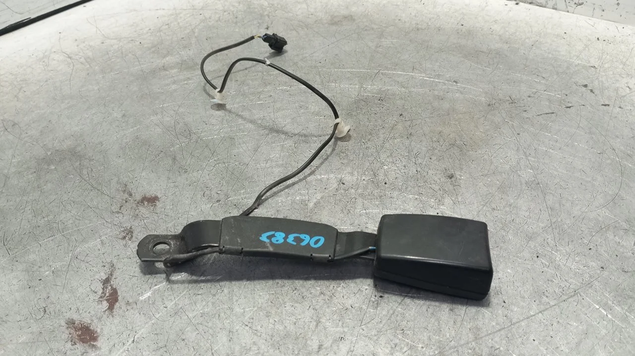 Foto de ENGANCHE CINTURON DELANTERO IZQUIERDO SEAT IBIZA BERLINA (6J5) 1.4 16V (86 CV / 63 KW) referencia 6R0857755B