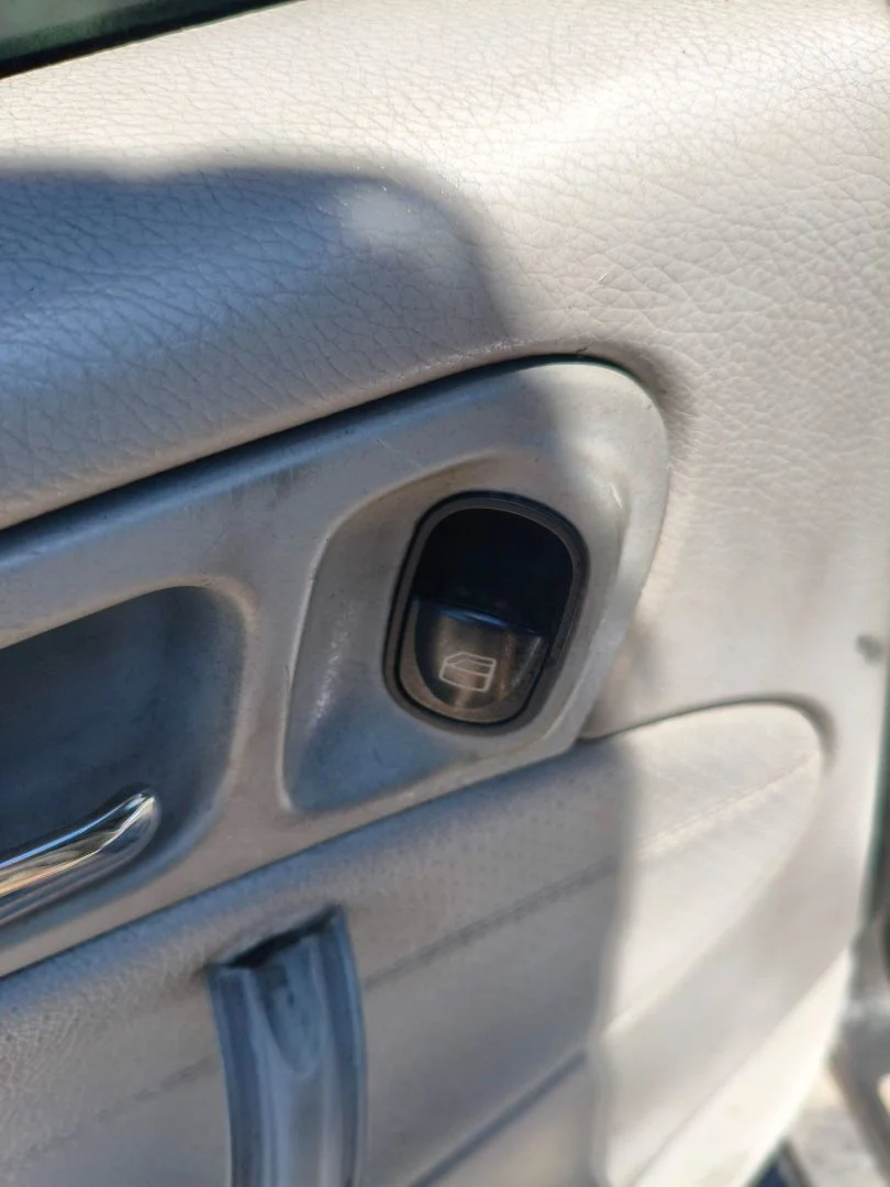 Foto de MANDO ELEVALUNAS TRASERO IZQUIERDO MERCEDES-BENZ CLASE C (BM 203) BERLINA 2.2 CDI CAT (116 CV / 85 KW)