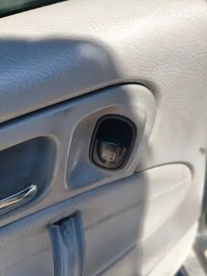 Foto de MANDO ELEVALUNAS TRASERO IZQUIERDO MERCEDES-BENZ CLASE C (BM 203) BERLINA 2.2 CDI CAT (116 CV / 85 KW)