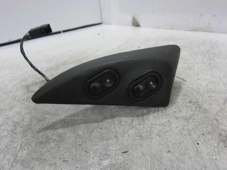 Foto de MANDO ELEVALUNAS DELANTERO IZQUIERDO OPEL CORSA B 1.7 Diesel (57 CV / 42 KW) referencia 90389335
