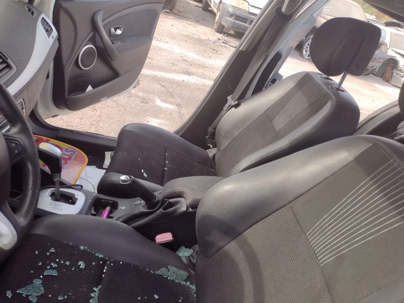 Foto de AIRBAG LATERAL DERECHO RENAULT MEGANE III BERLINA 5P 1.6 16V CAT (101 CV / 74 KW) referencia 985L07399R